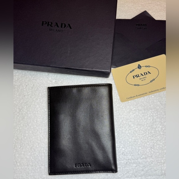 Prada Elegant Leather Card Holder wallet - Picture 8 of 13